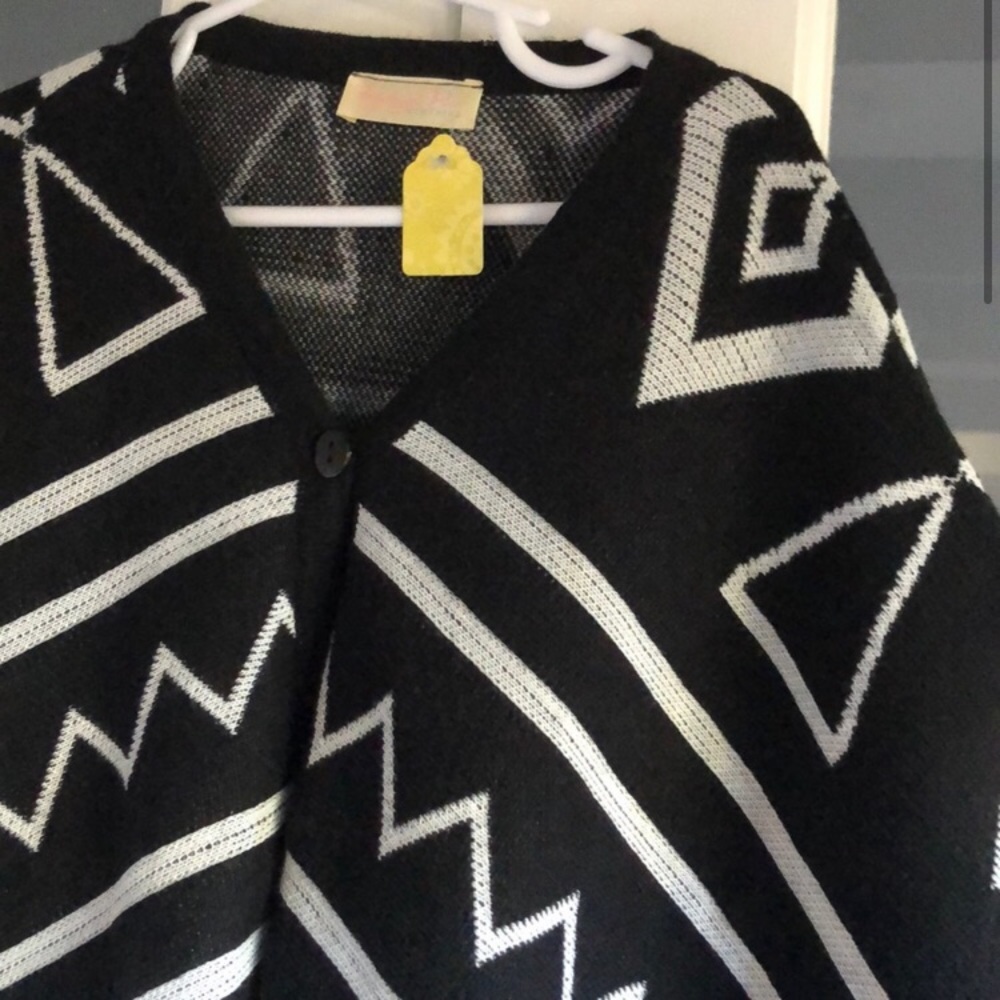 NWT Ryleigh Rue’s Girls Poncho Sweater - Picture 4 of 8